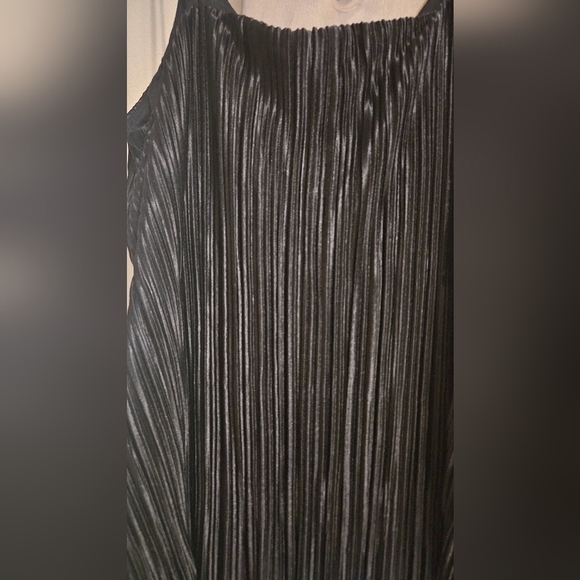 H&M Black plisse spaghetti strap top. Size Small - Picture 8 of 9